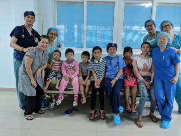 Bác sĩ James Nguyen và những người bạn mang lại nụ cười cho trẻ thơ